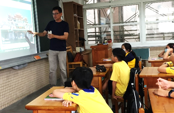 俊吉老師示範鏡頭的角度跟位子，同學們相當專心的看著老師，並且回應。