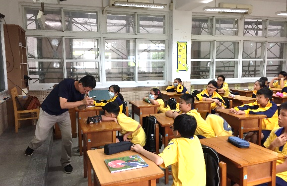 俊吉老師示範鏡頭的角度跟位子，這次刻意走到同學旁邊，讓同學們更有感受。