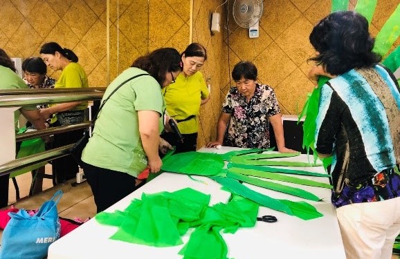 把修整好的草，在這一組開始組合，讓造型越來越完整。