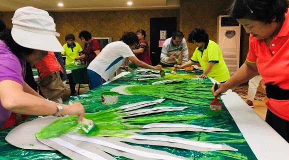 很認真地塗著顏色，仔細檢查著還有哪邊需要加強。